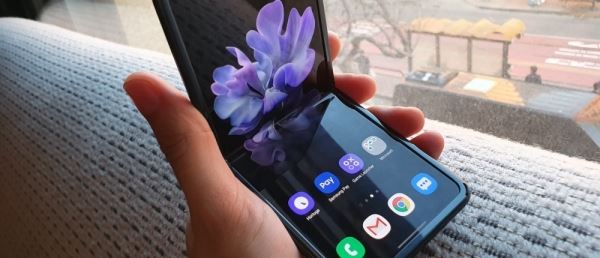<br />
        Samsung представила раскладушку с гибким экраном за 120 тыс. рублей и линейку телефонов S20<br />
      