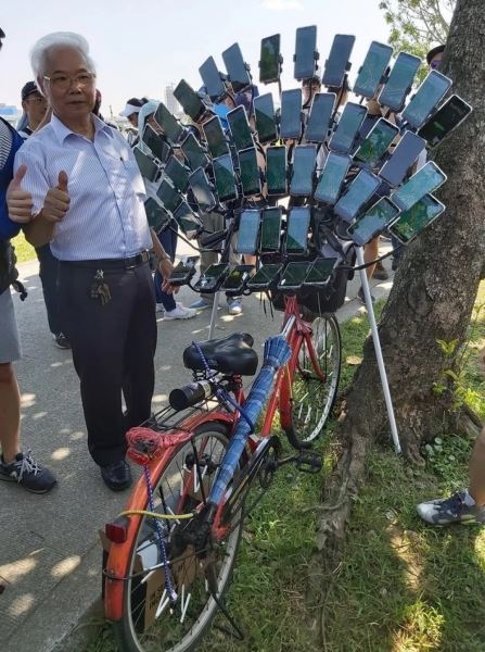<br />
        Пика-пика? 70-летний геймер ловит покемонов на велосипеде, к которому прикрепил 45 смартфонов<br />
      